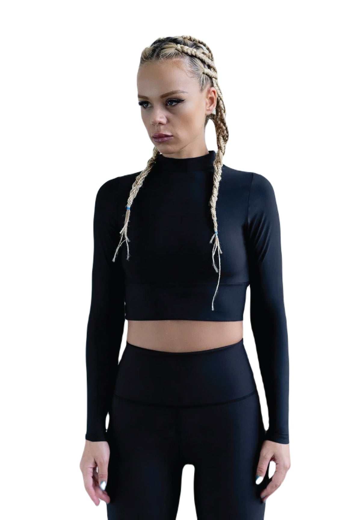 Person mit geflochtener Frisur, trägt Lisminas schwarze 250 Extra High Waist Leggings und bauchfreies Top, weißer Hintergrund.